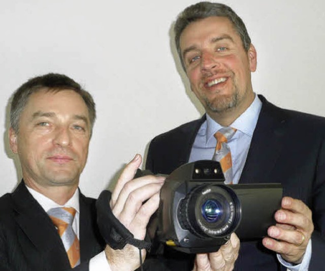 Testo-Chef Burkart Knospe und Vorstand...t einer der neusten Wrmebildkameras.   | Foto: Peter Stellmach