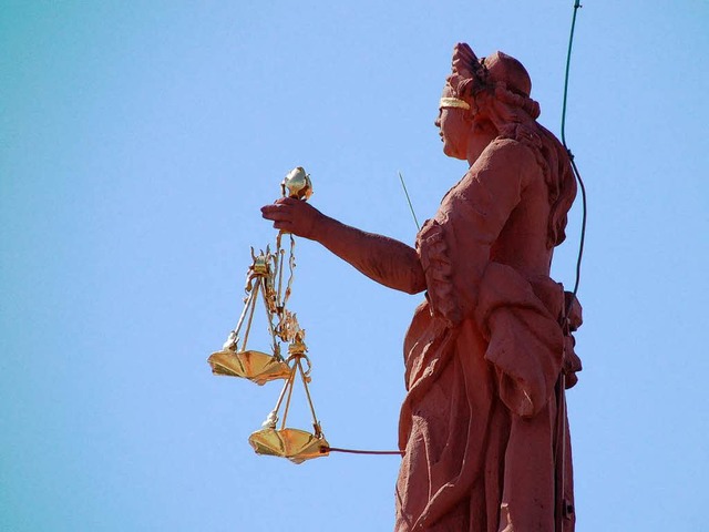 Die Justitia auf dem Offenburger Rathaus.  | Foto: Helmut Seller