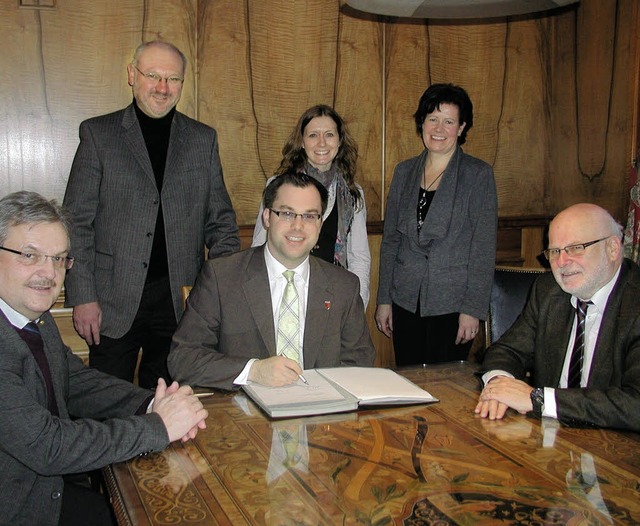 Vereinbarung besiegelt: Robert Spitz, ...Energiedienst Netze GmbH  (von links)   | Foto: ED