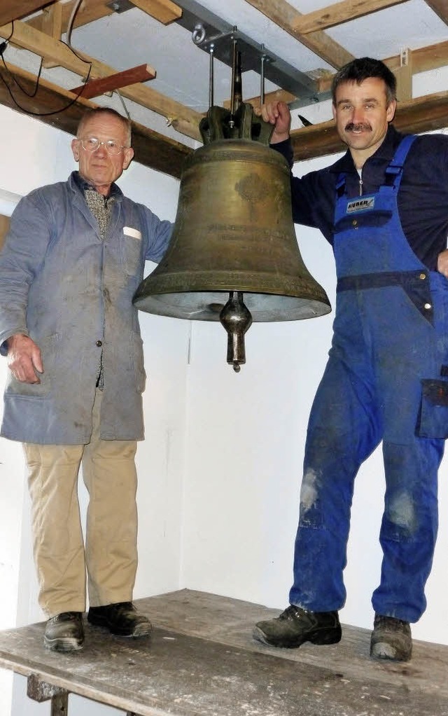 Fritz Maier (links) und Thomas Huber b...chmnnisch an die Decke zu schrauben.   | Foto: Paul Eisenbeis