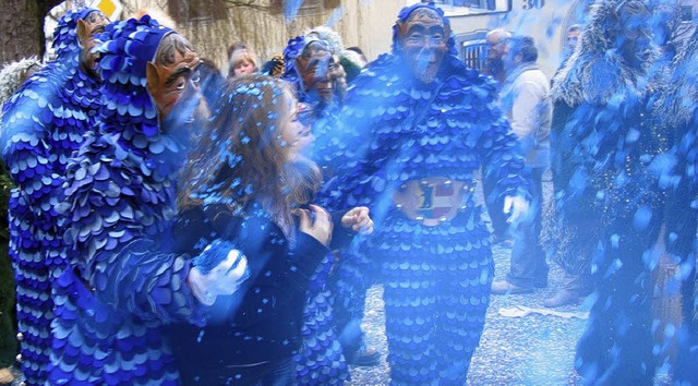 Blaue Dusche beim Eschbacher Umzug &#8...war nicht nur den beteiligten Narren.   | Foto: Ingeborg grziwa