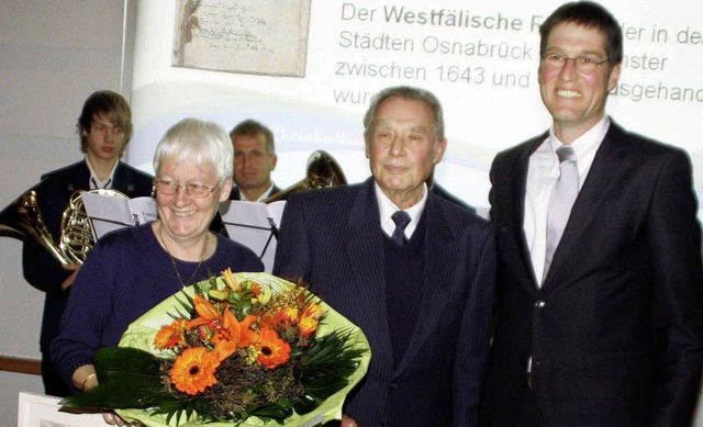 Brgermeister Jochen Paleit (rechts) b...emeinde zur Verfgung gestellt haben.   | Foto: Herbert Birkle