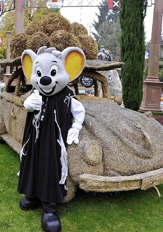 Die Euro-Maus, das Maskottchen des Parks, posierte vor dem schicken Schlitten.  | Foto: Europa-Park