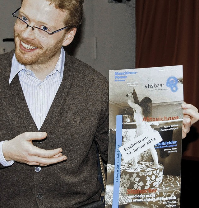 Jens Kohne mit dem Programmheft der VHS Baar  | Foto: SCHRTER