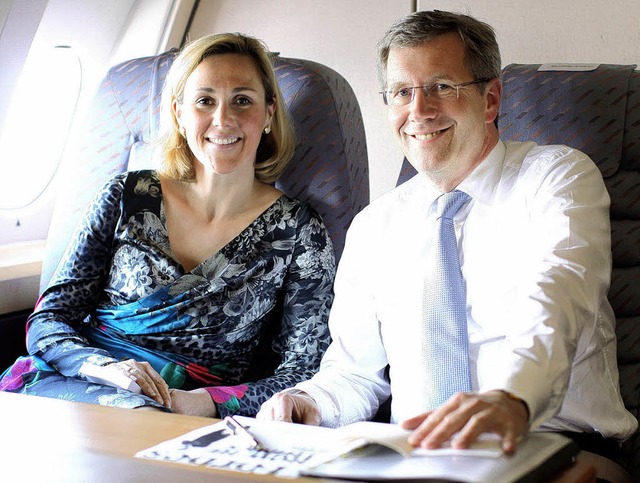 Christian und Bettina Wulff bei einem Flug nach Istanbul 2011  | Foto: DAPD