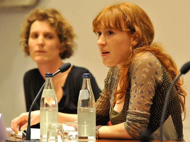 Nora Bossong (vorne) bei einem Freiburger Literaturgesprch im Jahr 2009l  | Foto: Michael Bamberger
