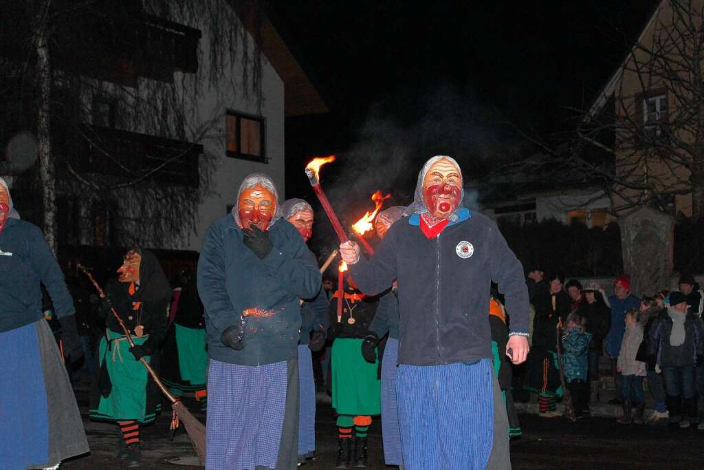 Im Fackelschein entsprangen die Kolmewiber dem Schwrzenbach.