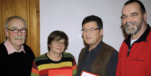 Rolf Ruef (von links) wrdigte das 25-...ger. Rechts  Vorsitzende Thomas Lange.  | Foto: BZ