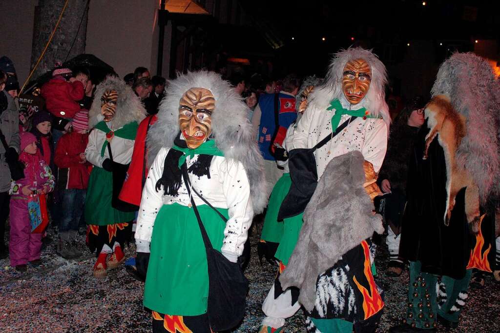 Buntes Spektakel in sternenklarer Nacht: Durch die Hger Festmeile rollte der Jubilums-Nachtumzug