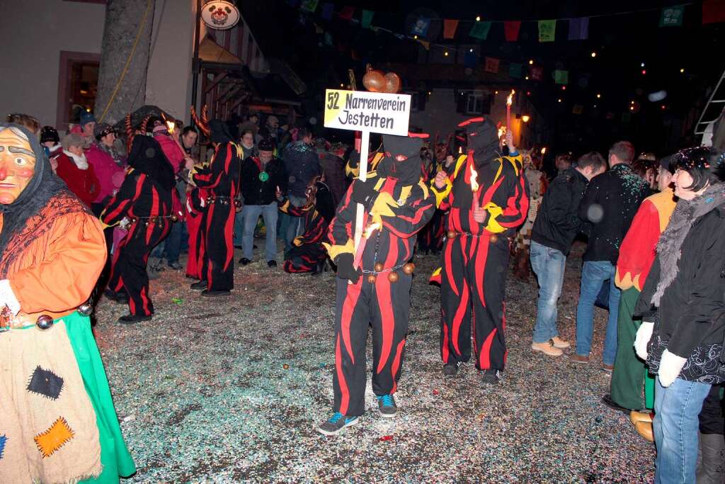 Buntes Spektakel in sternenklarer Nacht: Durch die Hger Festmeile rollte der Jubilums-Nachtumzug