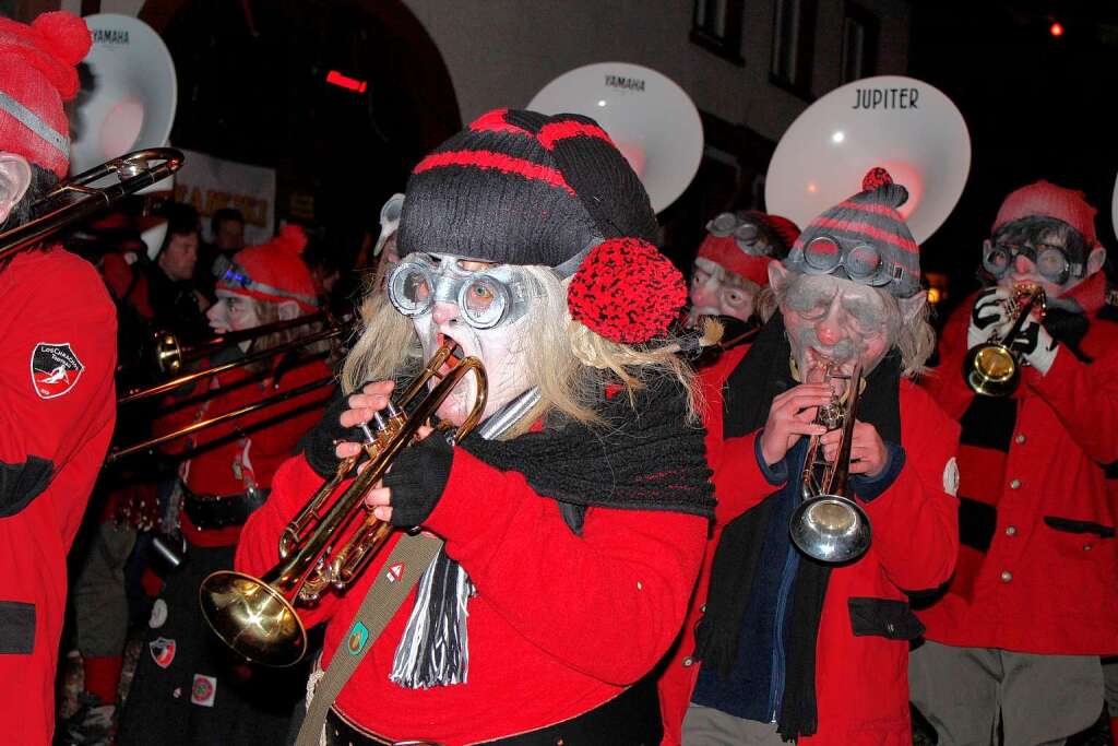 Buntes Spektakel in sternenklarer Nacht: Durch die Hger Festmeile rollte der Jubilums-Nachtumzug