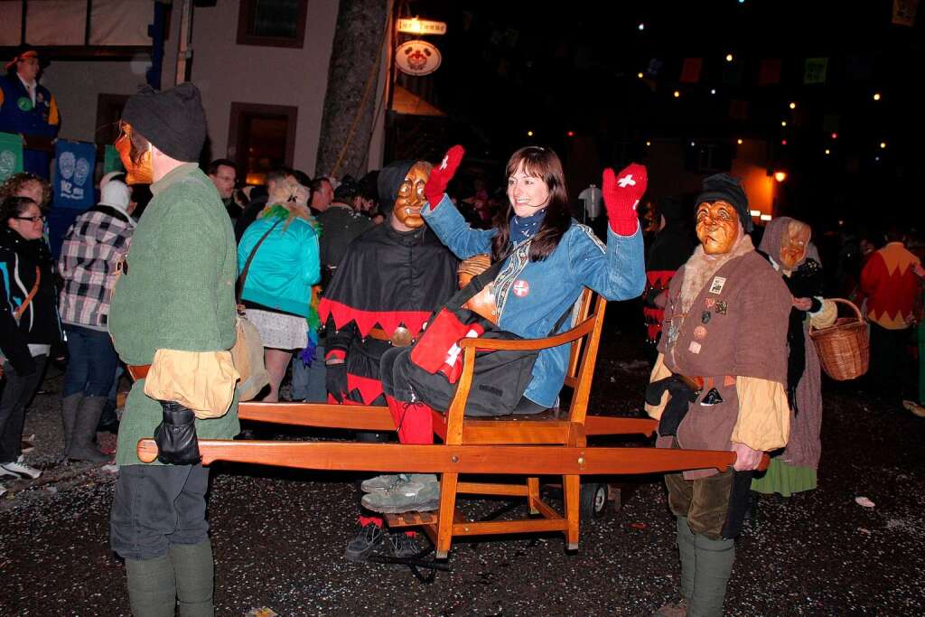 Buntes Spektakel in sternenklarer Nacht: Durch die Hger Festmeile rollte der Jubilums-Nachtumzug