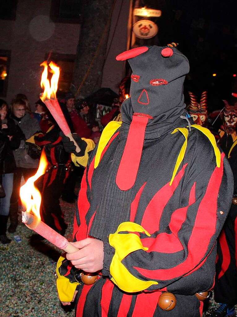 Buntes Spektakel in sternenklarer Nacht: Durch die Hger Festmeile rollte der Jubilums-Nachtumzug