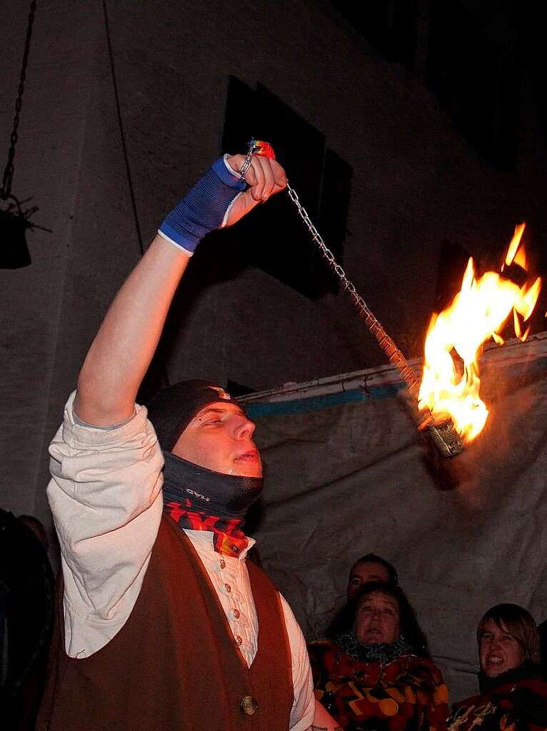 Buntes Spektakel in sternenklarer Nacht: Durch die Hger Festmeile rollte der Jubilums-Nachtumzug