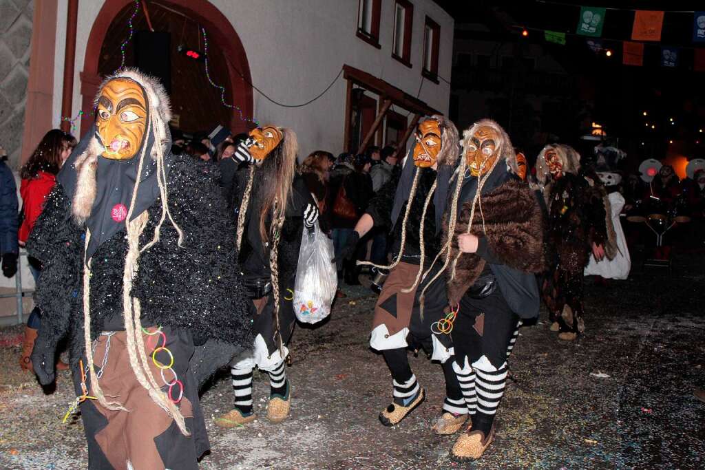 Buntes Spektakel in sternenklarer Nacht: Durch die Hger Festmeile rollte der Jubilums-Nachtumzug