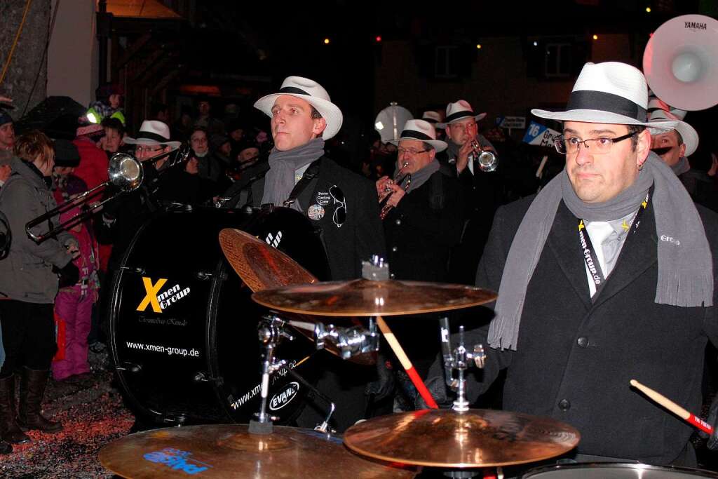 Buntes Spektakel in sternenklarer Nacht: Durch die Hger Festmeile rollte der Jubilums-Nachtumzug