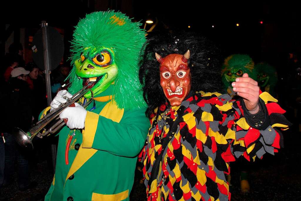 Buntes Spektakel in sternenklarer Nacht: Durch die Hger Festmeile rollte der Jubilums-Nachtumzug