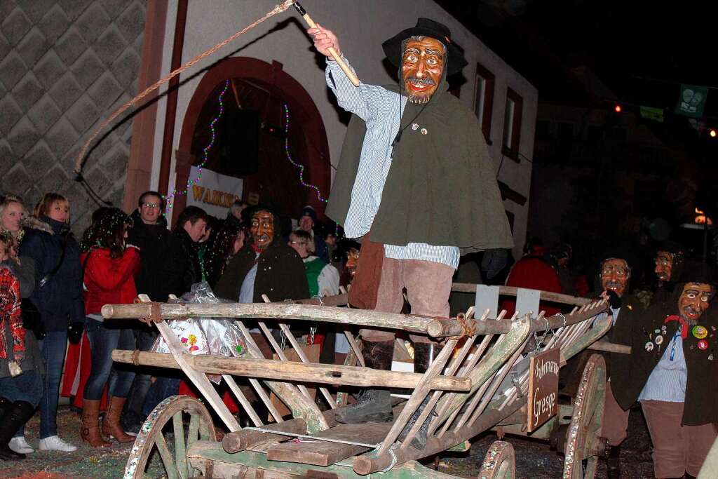 Buntes Spektakel in sternenklarer Nacht: Durch die Hger Festmeile rollte der Jubilums-Nachtumzug