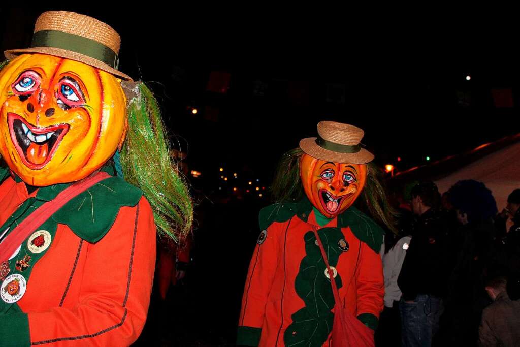 Buntes Spektakel in sternenklarer Nacht: Durch die Hger Festmeile rollte der Jubilums-Nachtumzug