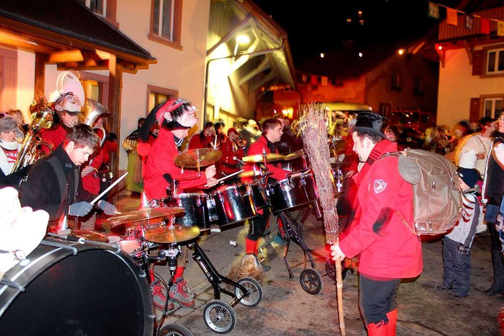 Buntes Spektakel in sternenklarer Nacht: Durch die Hger Festmeile rollte der Jubilums-Nachtumzug