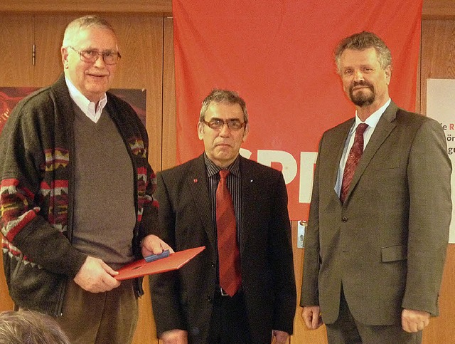 Horst Steenbock (von links) wird beim ...stagsabgeordnete Gernot Erler geehrt.   | Foto: privat