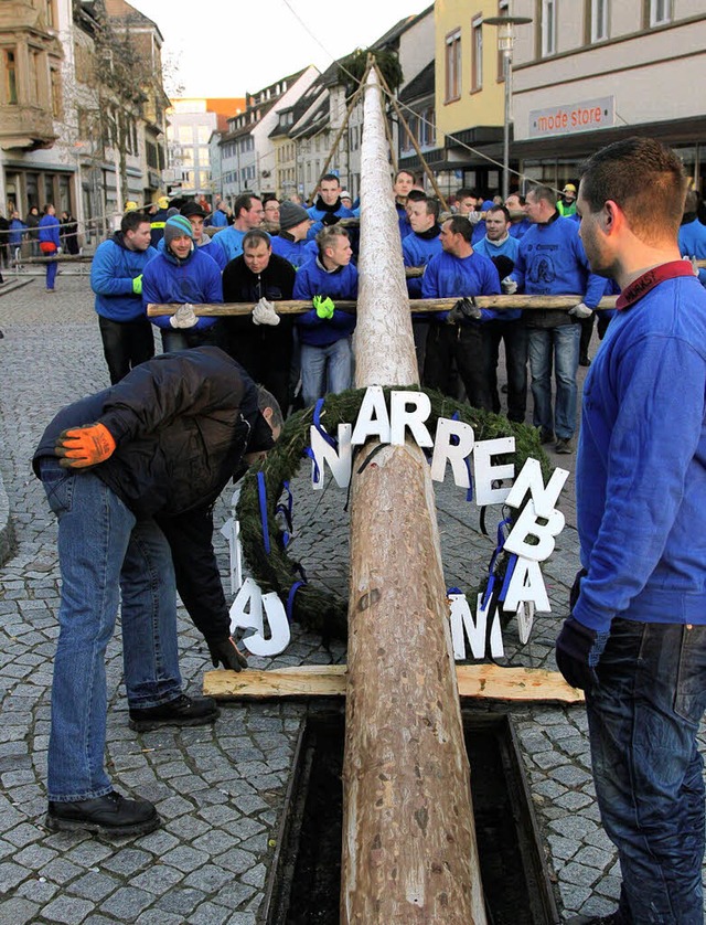 ber 28 Meter lang ist der Narrenbaum,...r am Samstag in der Stadt aufstellten.  | Foto: Hans-Jrgen Hege