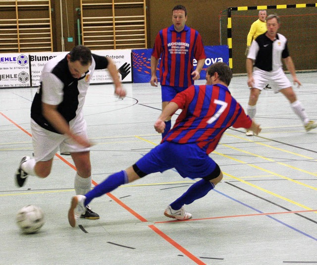 Kampf um jeden Ball: Das Finale in der...e Trikots) gegen den VfR Rheinfelden.   | Foto: Kerckhoff