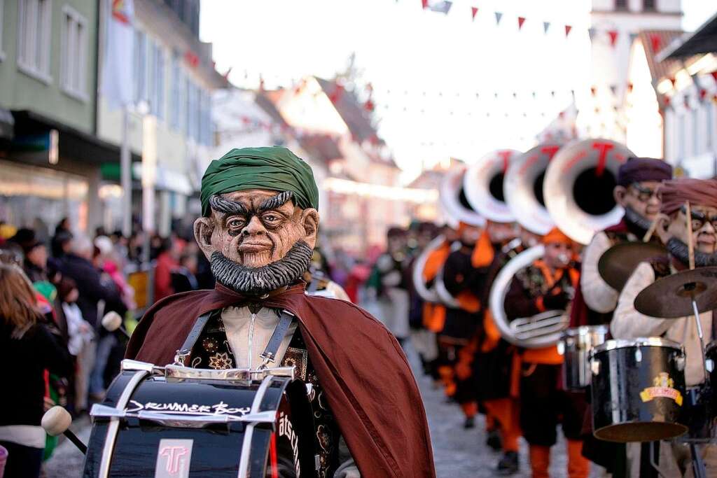 Bunter Festumzug: 15.000 Hstrger ehren den Verband Oberrheinischer Narrenznfte.