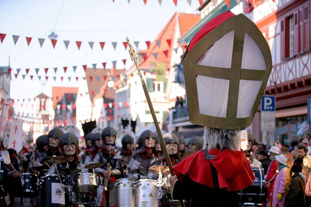 Bunter Festumzug: 15.000 Hstrger ehren den Verband Oberrheinischer Narrenznfte.