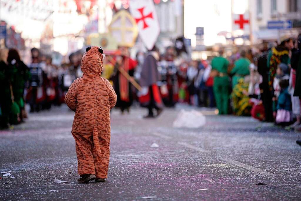 Bunter Festumzug: 15.000 Hstrger ehren den Verband Oberrheinischer Narrenznfte.