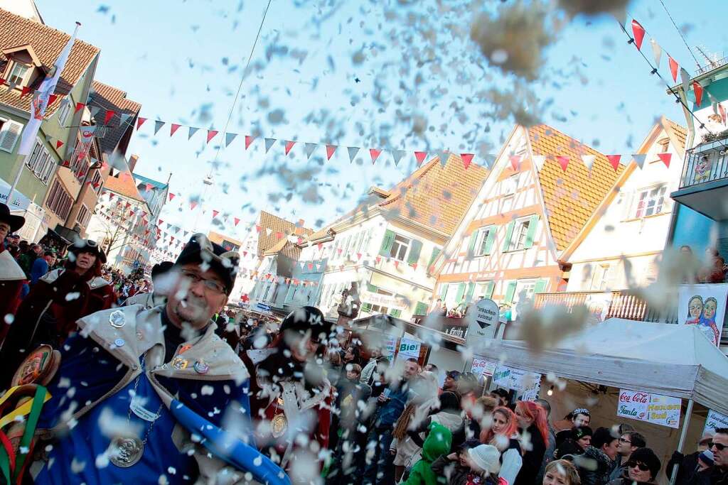 Bunter Festumzug: 15.000 Hstrger ehren den Verband Oberrheinischer Narrenznfte.