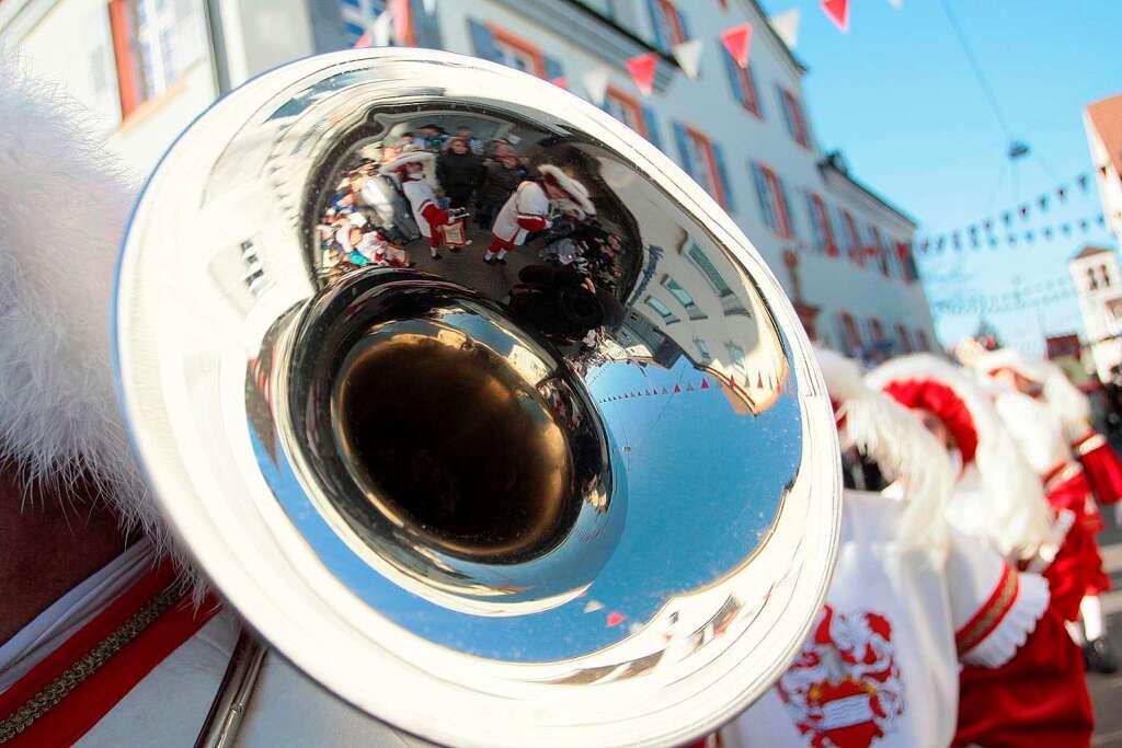 Bunter Festumzug: 15.000 Hstrger ehren den Verband Oberrheinischer Narrenznfte.