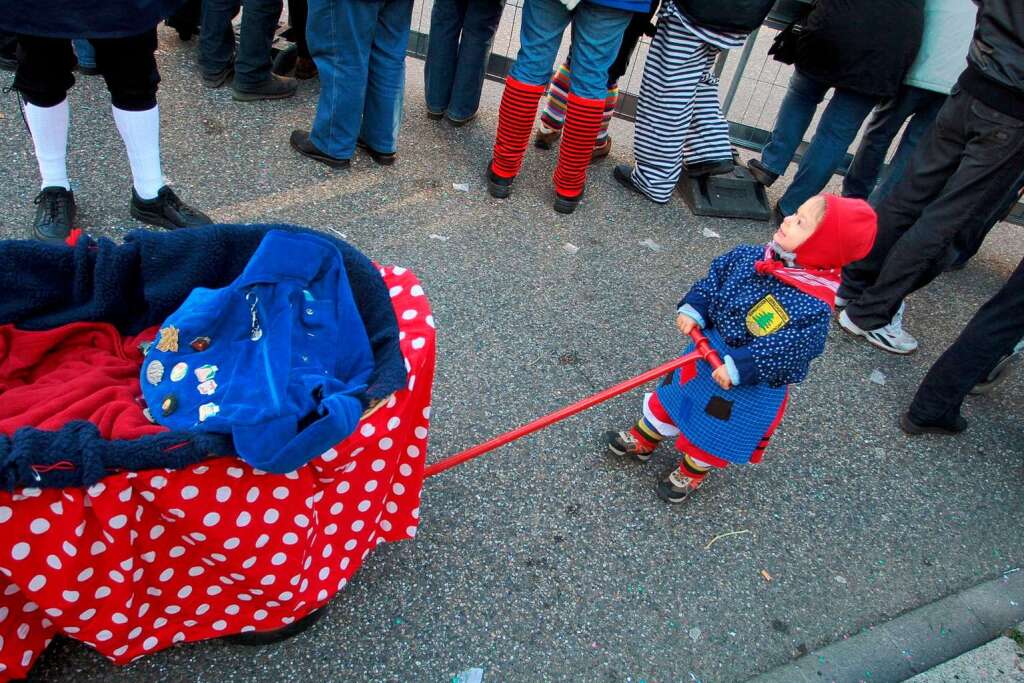 Bunter Festumzug: 15.000 Hstrger ehren den Verband Oberrheinischer Narrenznfte.