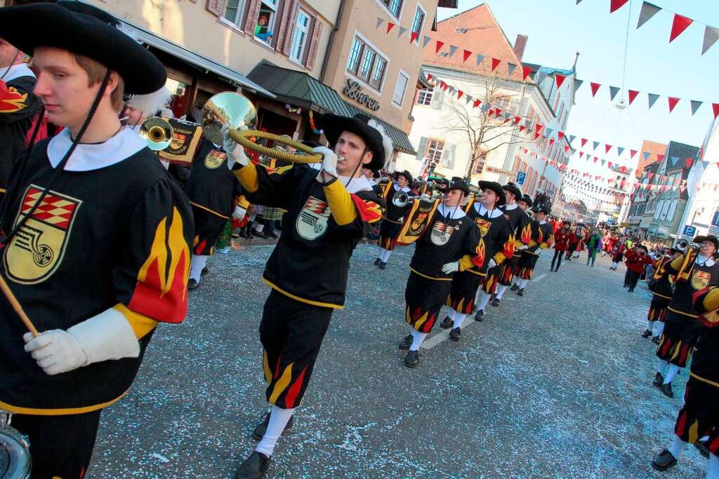 Bunter Festumzug: 15.000 Hstrger ehren den Verband Oberrheinischer Narrenznfte.