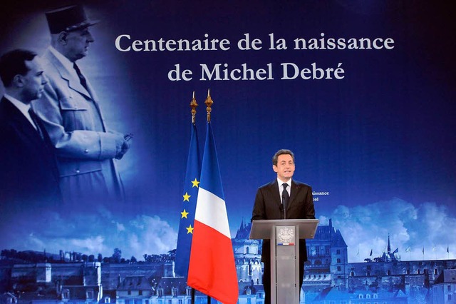 Sarkozy bei einer Rede zu Ehren von Mi...er er kein Wort zur Herabstufung sagte  | Foto: afp