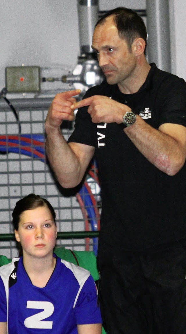 Das Zeichen von Trainer Bernd Elinger...ird dabei von Julia Frenk beobachtet.   | Foto: Peter aukthun