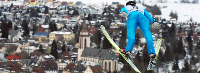 Flugrichtung Weltcup: Skispringer bei der Weitenjagd ber Neustadts Dchern.  | Foto: seeger