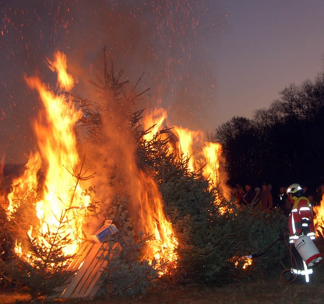Zum letzten Mal hell erleuchtet: Feuer...Gundelfingen verbrennt Weihnachtsbume  | Foto: Andrea Steinhart