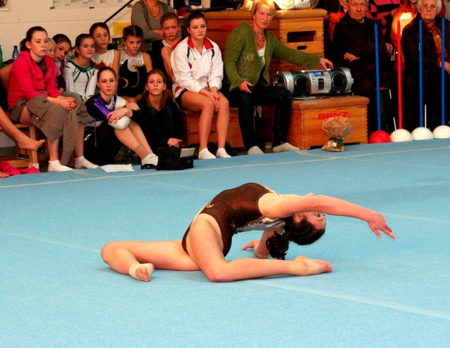 Eine sowohl akrobatische wie auch anmutige Bodenkr prsentierte Regina Anselm.  | Foto: Reinhard Cremer
