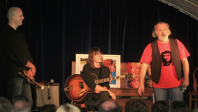 Otmar Traber (rechts)  bei seinem Auftritt im Kulturkeller in der Winterschule  | Foto: Sandra Decoux-Kone