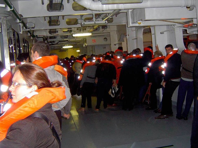 Nach der Havarie suchen  die Passagier...tenen Schiff nach einem sicheren Halt.  | Foto: Privat
