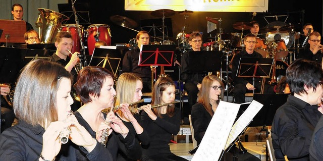 Voller Energie: Musikerinnen und Musiker des MV Ottenheim beim Winterkonzert  | Foto: axel fleig