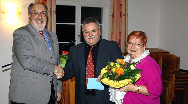 Edwin Gippert (Mitte) dankte im Namen ...iner Gattin fr die geleistete Arbeit.  | Foto: hans-jochen voigt