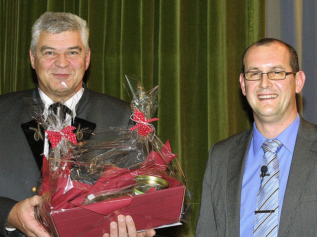 Peter Keler (links) wurde von Ortsvor...Engagement in hlingen ausgezeichnet.   | Foto: Birgit Rde