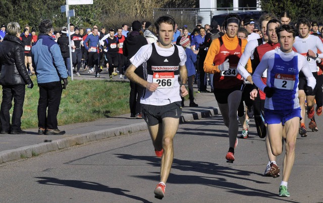 Der  Sonne entgegen: die Spitzengruppe...6) und dem Vierten Nils Schallner (2)   | Foto: murst