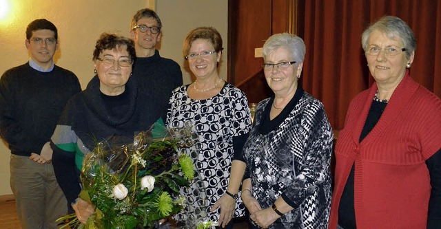 Hannelore Verdeseanu (Zweite von links... und Giuseppe Raccuglia gratulierten.   | Foto: Martina Weber-Kroker