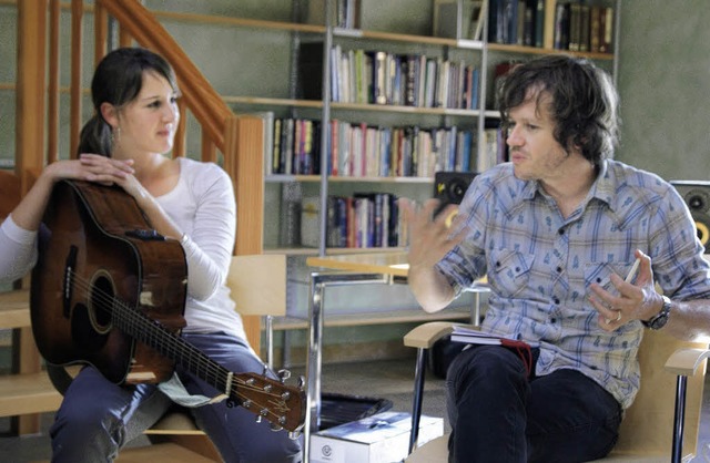 Der Songwriter Iain Archer gab im Workshop in Holzen wertvolle Tipps.   | Foto: ZVG