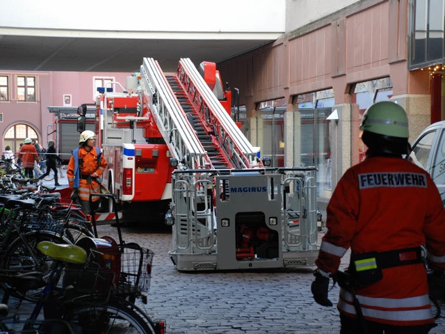 Fr den Feuerwehreinsatz wurde die Pas...Schiff- und der Wasserstrae gesperrt.  | Foto: Peter Disch