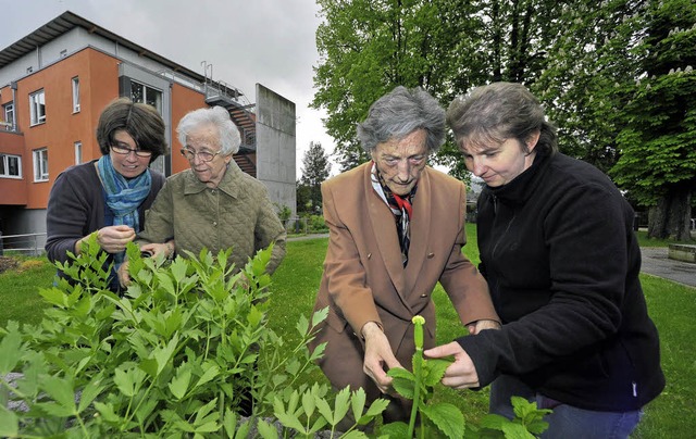 Rosemarie Rimpf (links), Leiterin der ...rten der Sinne des Ludwig-Frank-Haus.   | Foto: BZ