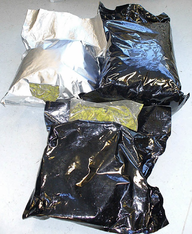 Ausgenascht: Plastiktaschen voller Marihuana   | Foto: Zollamt